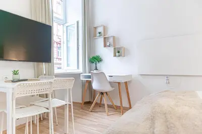 TV/Unterhaltungsangebot in der Unterkunft Elegant Urban 1BR Apartment Near Top Attractions