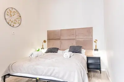 Ein Bett oder Betten in einem Zimmer der Unterkunft Lovely 2BR &1 LR Prime Location In Vienna