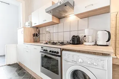 Küche/Küchenzeile in der Unterkunft Lovely 2BR &1 LR Prime Location In Vienna