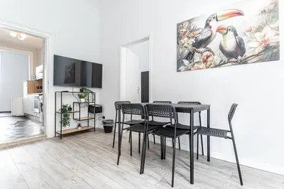 TV/Unterhaltungsangebot in der Unterkunft Lovely 2BR &1 LR Prime Location In Vienna