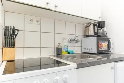 Küche/Küchenzeile in der Unterkunft Affordable 1BR Apt Near Westbahnhof Station Ideal for Longstays