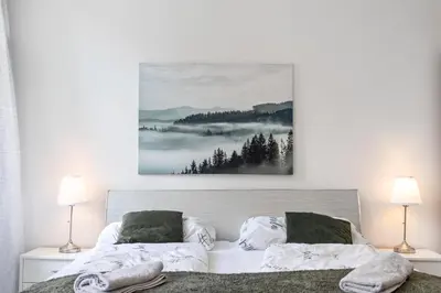 Ein Bett oder Betten in einem Zimmer der Unterkunft Spacious 2BR Apt with Ideal Location For Long Stay