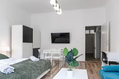 TV/Unterhaltungsangebot in der Unterkunft Spacious 2BR Apt with Ideal Location For Long Stay
