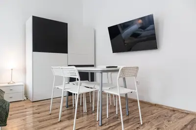 TV/Unterhaltungsangebot in der Unterkunft Spacious 2BR Apt with Ideal Location For Long Stay