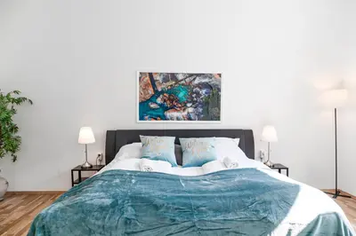 Ein Bett oder Betten in einem Zimmer der Unterkunft Beautiful 2BR Apartment With WIFI in a Prime Location