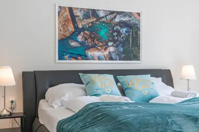 Ein Bett oder Betten in einem Zimmer der Unterkunft Beautiful 2BR Apartment With WIFI in a Prime Location