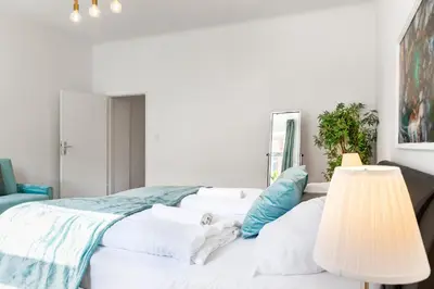 Ein Bett oder Betten in einem Zimmer der Unterkunft Beautiful 2BR Apartment With WIFI in a Prime Location