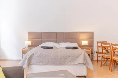Ein Bett oder Betten in einem Zimmer der Unterkunft 3BR Apartment with Nice Location in Vienna For Long Stays