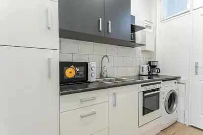 Küche/Küchenzeile in der Unterkunft Affordable & Comfortable 1BR Apartment Great for Long Stays