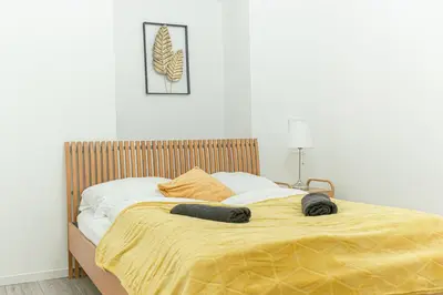 Ein Bett oder Betten in einem Zimmer der Unterkunft Comfy 3BR Apt For Long Stays & Budget Friendly