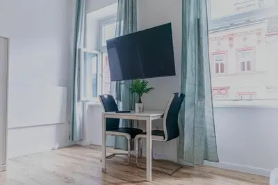 TV/Unterhaltungsangebot in der Unterkunft Budget Friendly 1BR Apt, Near Westbahnhof Station