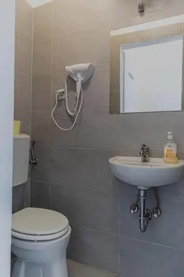 Ein Badezimmer in der Unterkunft Budget Friendly 1BR Apt, Near Westbahnhof Station
