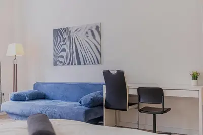 Ein Sitzbereich in der Unterkunft Budget Friendly 1BR Apt, Near Westbahnhof Station