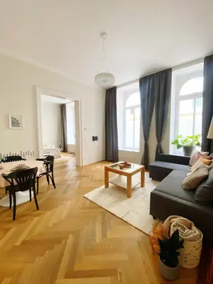 Ein Sitzbereich in der Unterkunft Bright ground-floor apartment near main station