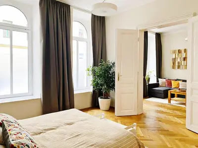 Ein Bett oder Betten in einem Zimmer der Unterkunft Bright ground-floor apartment near main station