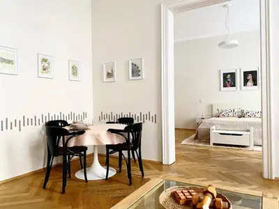 Ein Sitzbereich in der Unterkunft Bright ground-floor apartment near main station