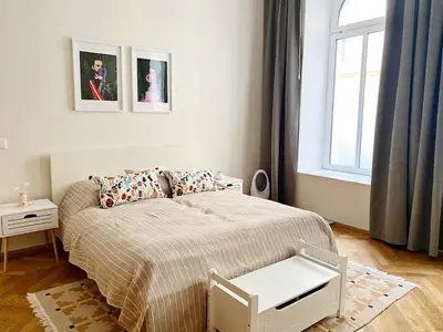 Ein Bett oder Betten in einem Zimmer der Unterkunft Bright ground-floor apartment near main station