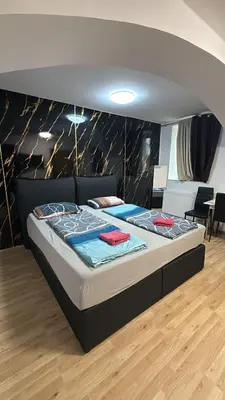 Ein Bett oder Betten in einem Zimmer der Unterkunft Lovely 1BR &1LR Apt with WiFi Near Amusement Park