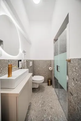 Ein Badezimmer in der Unterkunft HOME1 - District 5 Boutique Hostel