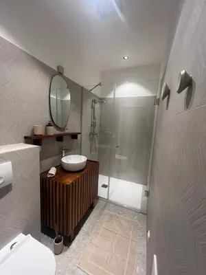 Ein Badezimmer in der Unterkunft Residence K - Comfy Studio in Historic Townhouse