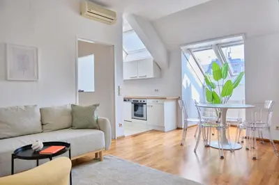 Küche/Küchenzeile in der Unterkunft Bright Top-Floor Apartment near Naschmarkt