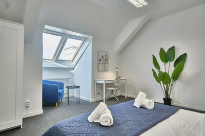 Ein Bett oder Betten in einem Zimmer der Unterkunft Bright Top-Floor Apartment near Naschmarkt