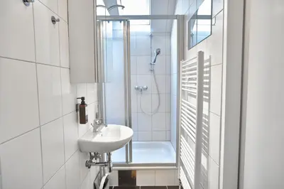 Ein Badezimmer in der Unterkunft Bright Top-Floor Apartment near Naschmarkt
