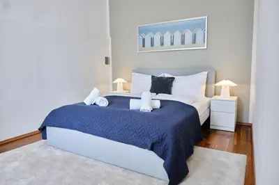Ein Bett oder Betten in einem Zimmer der Unterkunft Bright Top-Floor Apartment near Naschmarkt