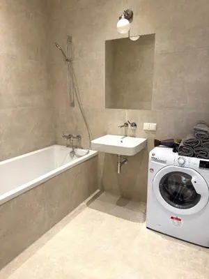 Ein Badezimmer in der Unterkunft Brand New, Central Apartment with Own Garden