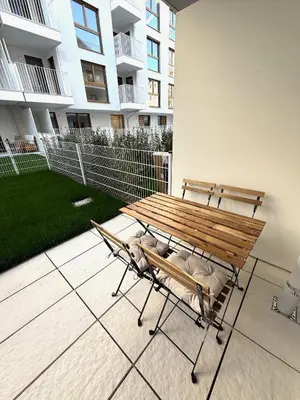 Ein Balkon oder eine Terrasse in der Unterkunft Brand New, Central Apartment with Own Garden