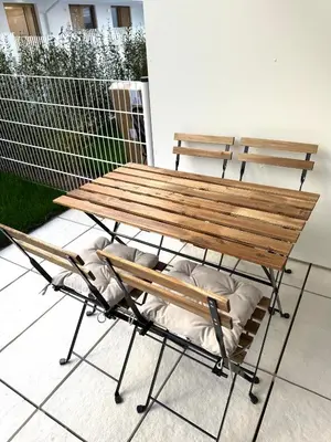 Ein Balkon oder eine Terrasse in der Unterkunft Brand New, Central Apartment with Own Garden