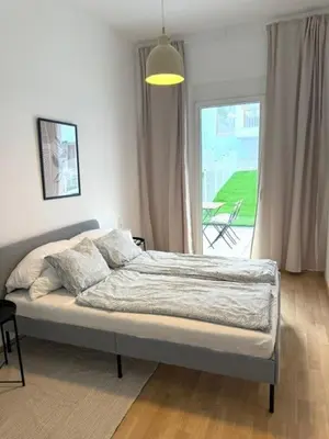 Ein Bett oder Betten in einem Zimmer der Unterkunft Central, Brand New Apartment with Private Own Garden