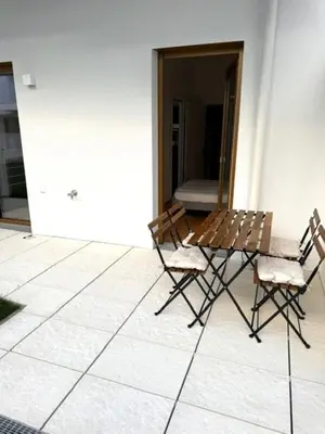 Ein Patio oder anderer Außenbereich in der Unterkunft Central, Brand New Apartment with Private Own Garden