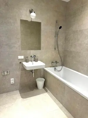 Ein Badezimmer in der Unterkunft Central, Brand New Apartment with Private Own Garden