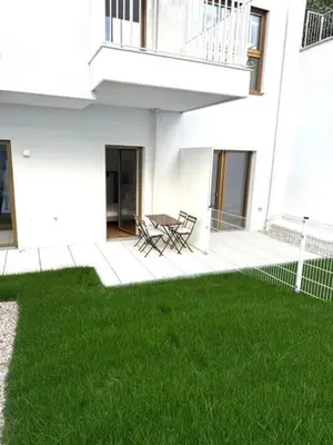 Ein Garten an der Unterkunft Central, Brand New Apartment with Private Own Garden