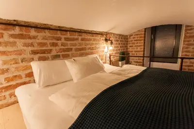 Ein Bett oder Betten in einem Zimmer der Unterkunft Zentrales Industrial Street-Loft Wien