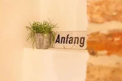 Ein Zertifikat, Auszeichnung, Logo oder anderes Dokument, das in der Unterkunft Zentrales Industrial Street-Loft Wien ausgestellt ist