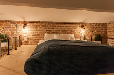 Ein Bett oder Betten in einem Zimmer der Unterkunft Zentrales Industrial Street-Loft Wien