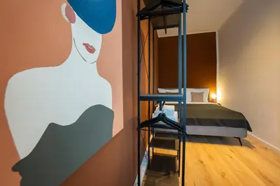 Ein Bett oder Betten in einem Zimmer der Unterkunft Bright 1BR apartment with a queen-size bed