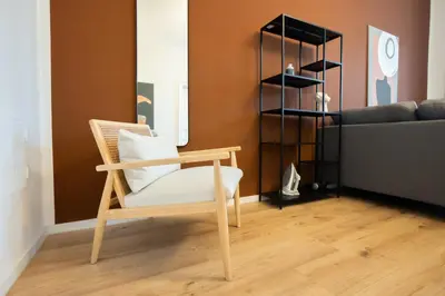 Ein Sitzbereich in der Unterkunft Bright 1BR apartment with a queen-size bed