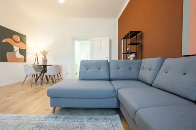 Ein Sitzbereich in der Unterkunft Bright 1BR apartment with a queen-size bed