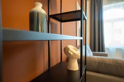 Ein Sitzbereich in der Unterkunft Bright 1BR apartment with a queen-size bed