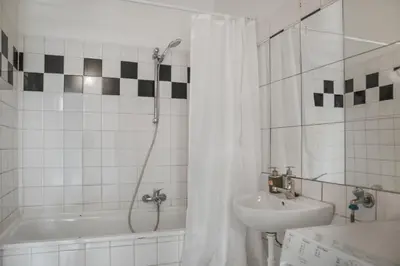 Ein Badezimmer in der Unterkunft Comfortable 2BR Apartment Next to Rennweg