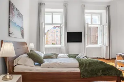 Ein Bett oder Betten in einem Zimmer der Unterkunft Comfortable 2BR Apartment Next to Rennweg