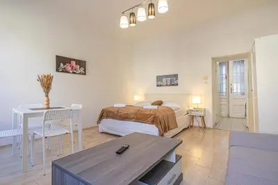 Grundriss der Unterkunft Cozy 1-Bedroom Apartment featuring Smart TV