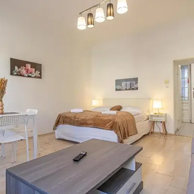 Cozy 1-Bedroom Apartment featuring Smart TV