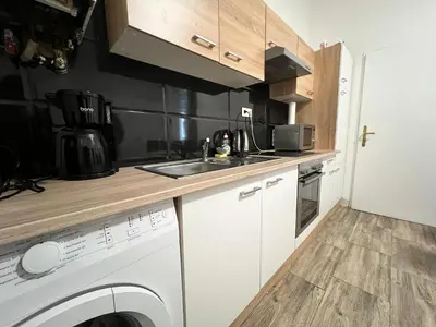Küche/Küchenzeile in der Unterkunft Prime location in Vienna - Comfortable 3BR & 1LR Apt