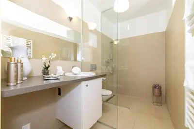 Ein Badezimmer in der Unterkunft Modernes Airport-Apartment Bellavista mit Garten