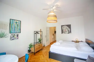 Ein Bett oder Betten in einem Zimmer der Unterkunft Elegant City Living