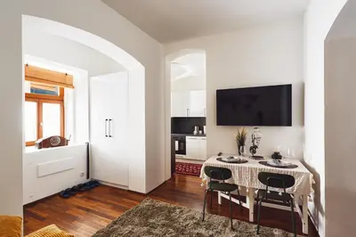TV/Unterhaltungsangebot in der Unterkunft Pristine 2BD Apartment in Central Vienna Walking Distance to 1 District